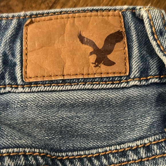 American Eagle Tomgirl Distressed Relaxed Jeans - Size 2 (Short 27”) Medium Wash - Picture 10 of 15
